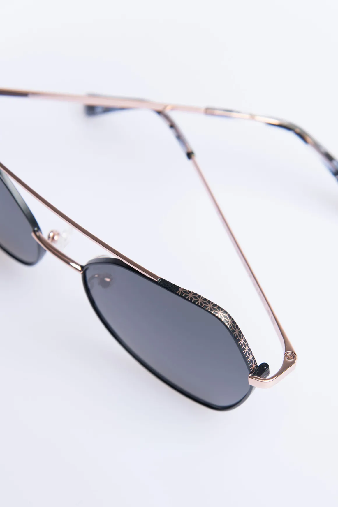 LUNETTES Noir Lunettes de soleil papillonnante - BM210P02